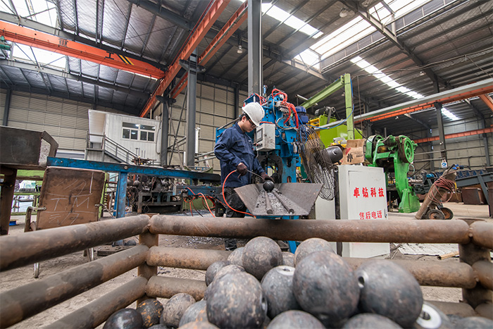 和龙网架配件-螺栓球加工车间